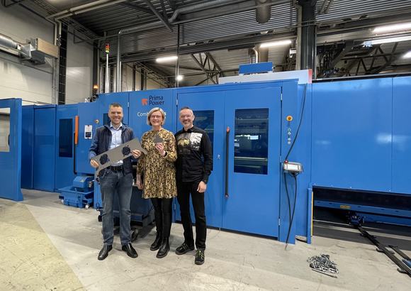 Marko Jyllilä and Tero Syrjälä from Relicomp, and Mikko Fiskaali from Prima Power (in the middle)