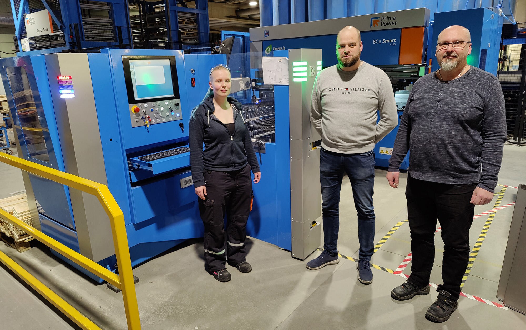 Kuvassa vas. ohjelmoija ja operaattori Annika Pietikäinen,  tuotantojohtaja Mikko Leskinen ja kehitysjohtaja Eki Vauhkonen